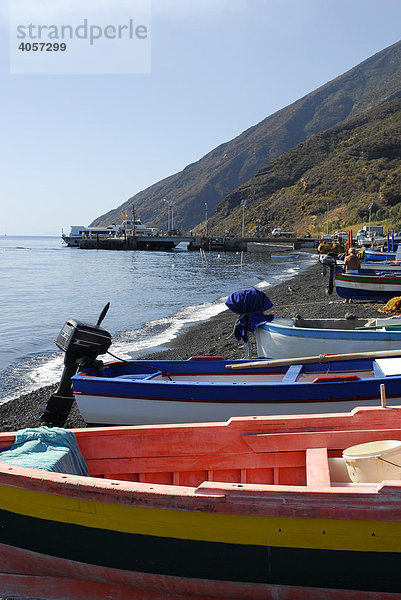 Bunte Fischerboote am schwarzen Sandstrand der Insel Stromboli  Stromboli Vulkan  Äolische oder Liparische Inseln  Tyrrhenisches Meer  Sizilien  Süditalien  Italien  Europa