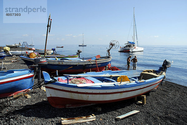 Bunte Fischerboote am schwarzen Sandstrand der Insel Stromboli  Äolische oder Liparische Inseln  Tyrrhenisches Meer  Sizilien  Süditalien  Italien  Europa