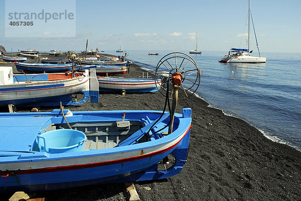 Bunte Fischerboote am schwarzen Sandstrand der Insel Stromboli  Äolische oder Liparische Inseln  Tyrrhenisches Meer  Sizilien  Süditalien  Italien  Europa