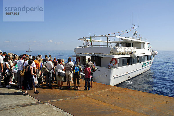Ausflugsschiff  Tagesausflügler verlassen die Insel Stromboli  Äolische oder Liparische Inseln  Tyrrhenisches Meer  Sizilien  Süditalien  Italien  Europa