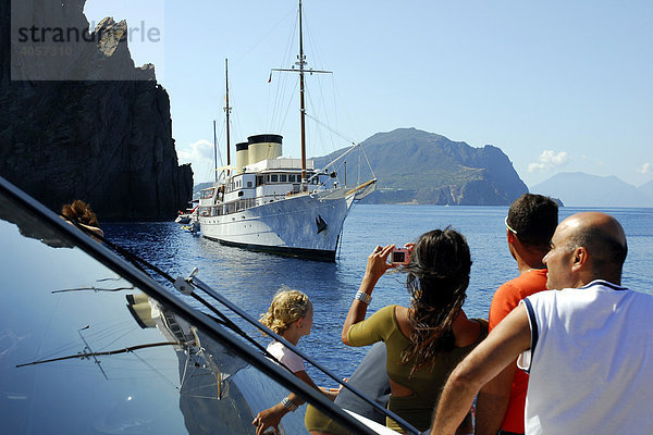 Tagesausflügler auf Ausflugsschiff besuchen die Vulkaninsel Basiluzzo  Äolische oder Liparische Inseln  Tyrrhenisches Meer  Süditalien  Italien  Europa