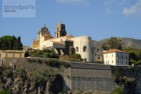 Die Kathedrale San Bartolomeo auf dem Burgberg in Lipari-Stadt auf der Insel Lipari  Äolische oder Liparische Inseln  Süditalien  Italien  Europa