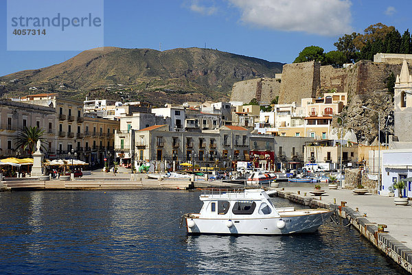 Der Hafen Marina Corta in Lipari-Stadt auf der Insel Lipari  Äolische oder Liparische Inseln  Süditalien  Italien  Europa