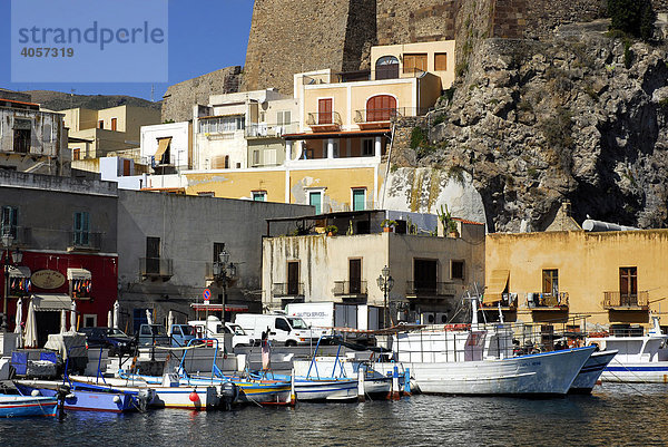 Kleine Fischerboote  Häuser am Hafen Marina Corta in Lipari-Stadt auf der Insel Lipari  Äolische oder Liparische Inseln  Tyrrhenisches Meer  Süditalien  Italien  Europa