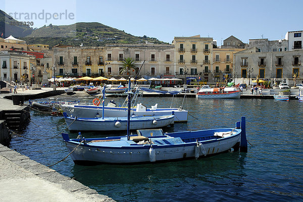 Kleine Fischerboote  Häuser am Hafen Marina Corta in Lipari-Stadt auf der Insel Lipari  Äolische oder Liparische Inseln  Tyrrhenisches Meer  Süditalien  Italien  Europa