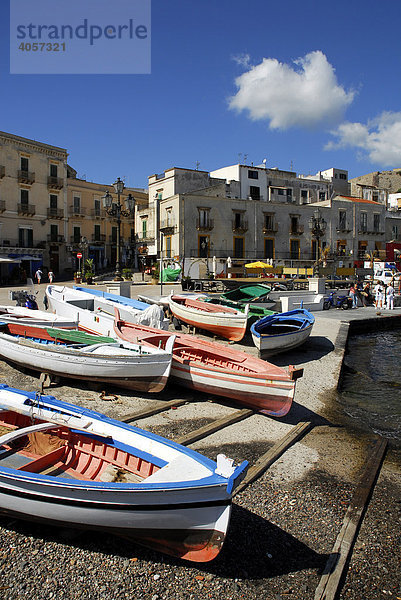 Kleine Fischerboote  Häuser am Hafen Marina Corta in Lipari-Stadt auf der Insel Lipari  Äolische oder Liparische Inseln  Tyrrhenisches Meer  Süditalien  Italien  Europa