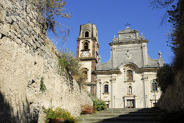 Fassade der Kathedrale San Bartolomeo auf dem Burgberg in Lipari-Stadt auf der Insel Lipari  Äolische oder Liparische Inseln  Süditalien  Italien  Europa