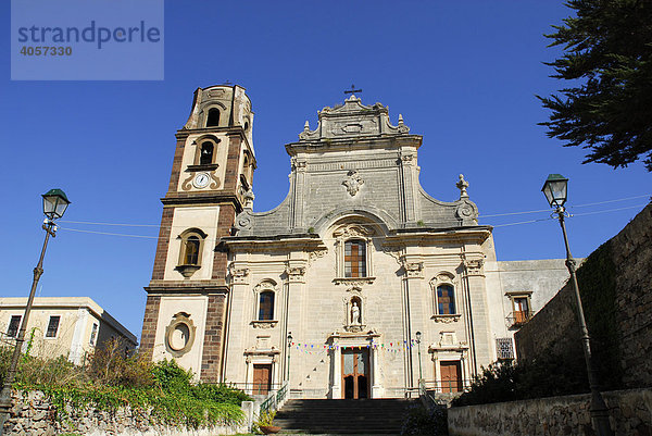 Fassade der Kathedrale San Bartolomeo auf dem Burgberg in Lipari-Stadt auf der Insel Lipari  Äolische oder Liparische Inseln  Süditalien  Italien  Europa