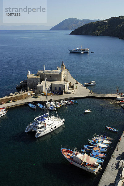 Blick vom Burgberg auf den Hafen Marina Corta und die Kirche Anime del Purgatorio in Lipari-Stadt auf der Insel Lipari  Äolische oder Liparische Inseln  Tyrrhenisches Meer  Süditalien  Italien  Europa