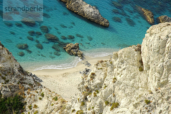 Blaues Wasser in einsamer Strandbucht  Steilküste am Capo Vaticano  Ricadi  Kalabrien  Tyrrhenisches Meer  Süditalien  Italien  Europa