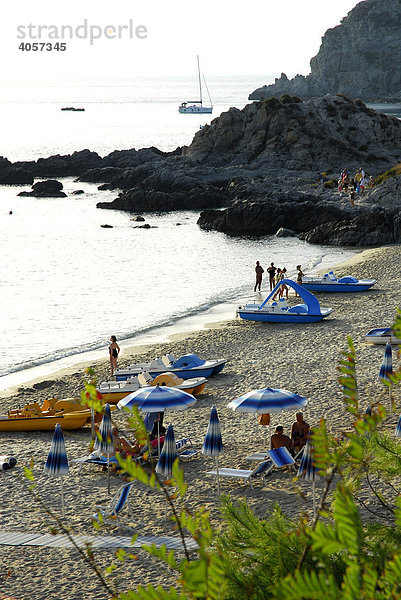 Onda Blu Strand  Sonnenschirme in einer Strandbucht unterhalb der Steilküste am Capo Vaticano  Ricadi  Kalabrien  Tyrrhenisches Meer  Süditalien  Italien  Europa