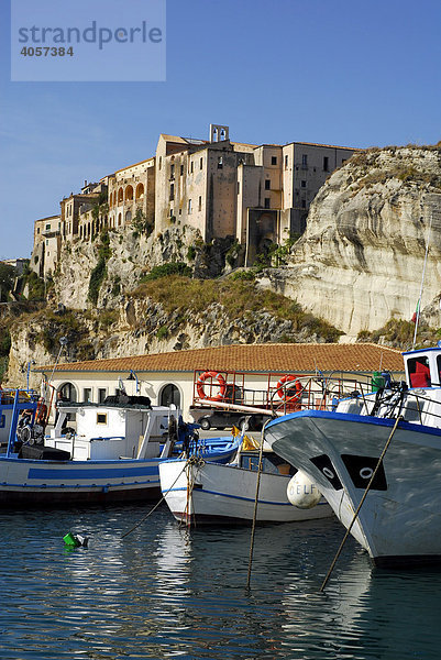 Mittelalterliche Stadtpaläste  Palazzi  auf Felsen an der Steilküste  Boote im Hafen  Marina del Vescovado  Porto di Tropea  Vibo Valentia  Kalabrien  Tyrrhenisches Meer  Süditalien  Italien  Europa