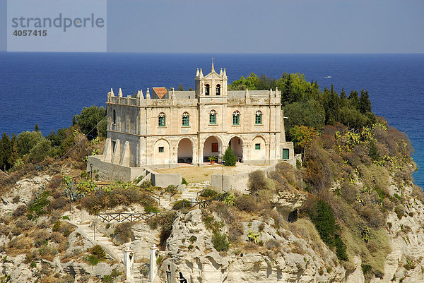 Wallfahrtskirche Santa Maria dell'Isola auf einem Felsen am Wasser  Steilküste  Tropea  Vibo Valentia  Kalabrien  Tyrrhenisches Meer  Süditalien  Italien  Europa