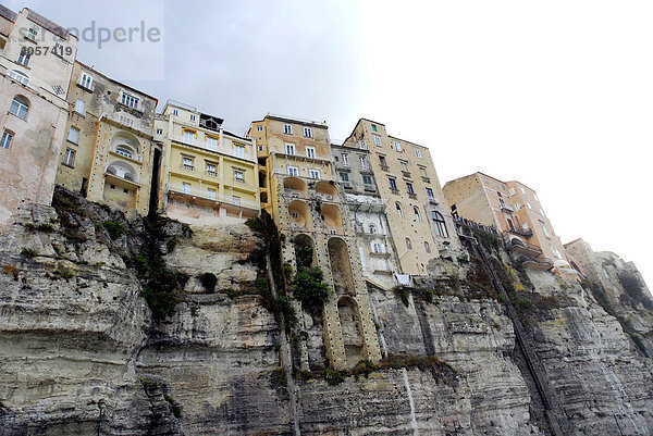 Mittelalterliche Stadtpaläste  Palazzi  auf Felsen an der Steilküste  Tropea  Vibo Valentia  Kalabrien  Tyrrhenisches Meer  Süditalien  Italien  Europa