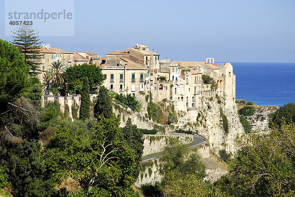 Mittelalterliche Stadtpaläste mit Meeresblick  Palazzi auf Felsen an der Steilküste  Tropea  Vibo Valentia  Kalabrien  Tyrrhenisches Meer  Süditalien  Italien  Europa
