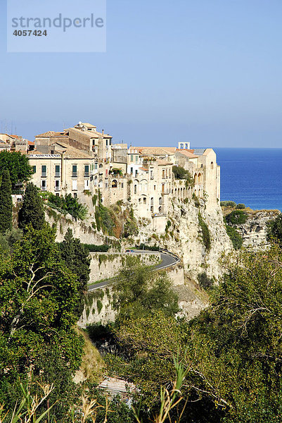 Mittelalterliche Stadtpaläste mit Meeresblick  Palazzi auf Felsen an der Steilküste  Tropea  Vibo Valentia  Kalabrien  Tyrrhenisches Meer  Süditalien  Italien  Europa