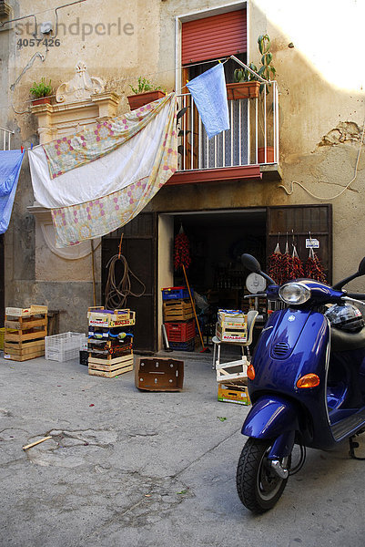 Blauer Motorroller  kleines Geschäft in Innenhof  Balkon mit Wäsche  Tropea  Vibo Valentia  Kalabrien  Süditalien  Italien  Europa