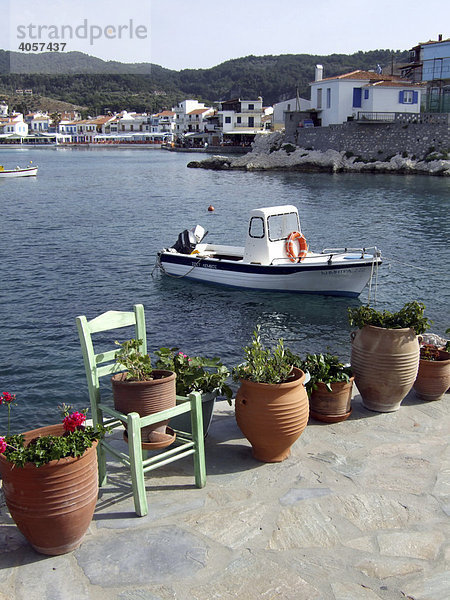 Boot  Blumentöpfe am Hafendamm im Fischerdorf Kokkari  Samos  Nordost-Ägäische Inseln  Ägäis  Griechenland  Europa