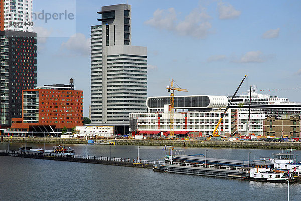 Moderne Architektur am Wasser: das World Port Center  rechts davon das Las Palmas Kulturzentrum  Wilhelminapier  Wilhelminaplein  Rijnhaven  Rotterdam  Süd-Holland  Niederlande  Europa