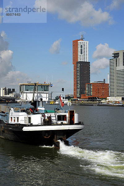 Binnenschifffahrt im Rijnhaven  dahinter moderne Architektur am Wilhelminapier: das Montevideo Hochhaus  rechts davon das World Port Center  Rotterdam  Süd-Holland  Niederlande  Europa