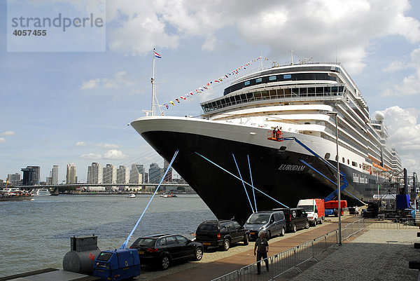 Das neue Kreuzfahrtschiff MS Eurodam der Holland-Amerika-Lijn  HAL  am Wilhelminapier Cruiseterminal  Rotterdam  Süd-Holland  Niederlande  Europa