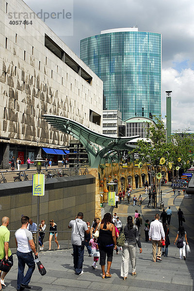Einkaufszentrum Beurstraverse  auch Koopgoot genannt  dahinter das World Trade Center  WTC  ein Turm mit Glasfassade am Beursplein  Rotterdam  Süd-Holland  Niederlande  Europa