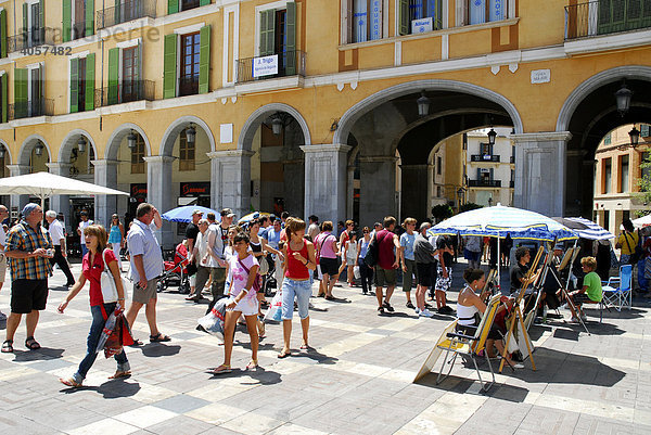 Touristen auf Platz mit Arkaden  Plaza  Placa Major  Altstadt  Ciutat Antiga  Palma de Mallorca  Mallorca  Balearen  Spanien  Europa