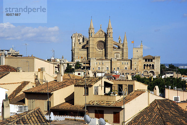 La Seu  die überwiegend gotische Westfassade der Kathedrale  Wohnhäuser im Vordergrund  Altstadt  Ciutat Antiga  Palma de Mallorca  Mallorca  Balearen  Spanien  Europa