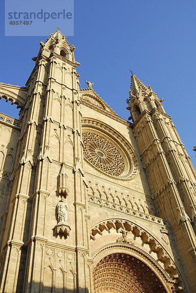 Die überwiegend gotische Westfassade der Kathedrale La Seu in der Altstadt  Ciutat Antiga  Palma de Mallorca  Mallorca  Balearen  Spanien  Europa