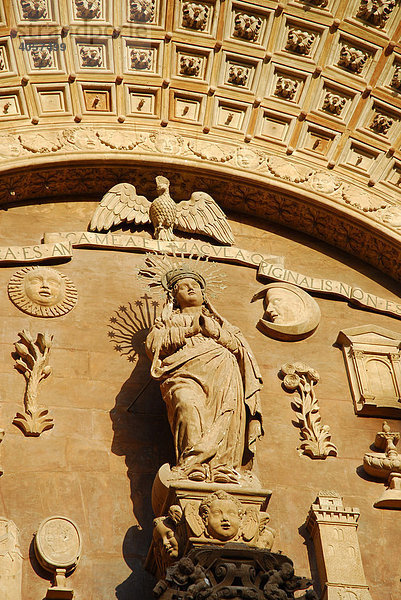 Dekoration am Haupteingang der überwiegend gotischen Westfassade der Kathedrale La Seu  Altstadt  Ciutat Antiga  Palma de Mallorca  Mallorca  Balearen  Spanien  Europa