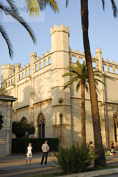 Promenade  dahinter die ehemalige Seehandelsbörse Sa Llotja  Fassade im Stil der Gotik Kataloniens  beherbergt heute Ausstellungen zu Kunst und Kultur  Altstadt  Ciutat Antiga  Palma de Mallorca  Mallorca  Balearen  Spanien  Europa