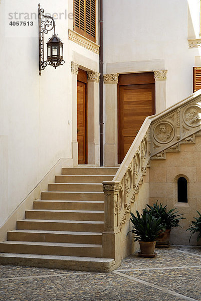 Treppe im Innenhof  Patio eines ehemaligen Stadtpalastes  Altstadt La Portella  Ciutat Antiga  Palma de Mallorca  Mallorca  Balearen  Spanien  Europa