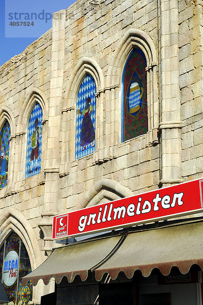 Kitschige Fassade von Ballermann Diskothek  im Vordergrund eine Grillmeister Imbissbude am Platja de Palma  playa  Mallorca  Balearen  Spanien  Europa