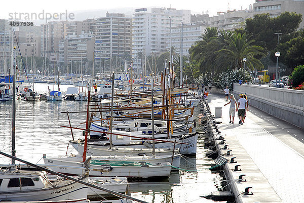 Weiße Fischerboote und Segelboote im Hafen an der Passeig Maritim  Port de Palma  Palma de Mallorca  Mallorca  Balearen  Mittelmeer  Spanien  Europa