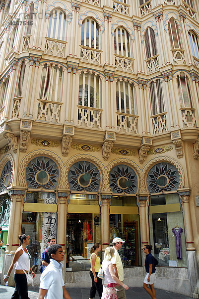 Das Can Corbella Haus aus ca. 1900  Fassade enthält sowohl Jugendstil als auch neo-maurische Elemente  Calle Sant Domingo  Altstadt  Ciutat Antiga  Palma de Mallorca  Mallorca  Balearen  Spanien  Europa