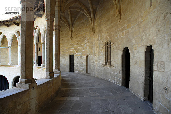 Gotische Arkaden im Innenhof des Castell de Bellver  runde Burg aus dem 13. Jahrhundert  heute Museum zur Stadtgeschichte  Palma de Mallorca  Mallorca  Balearen  Spanien  Europa
