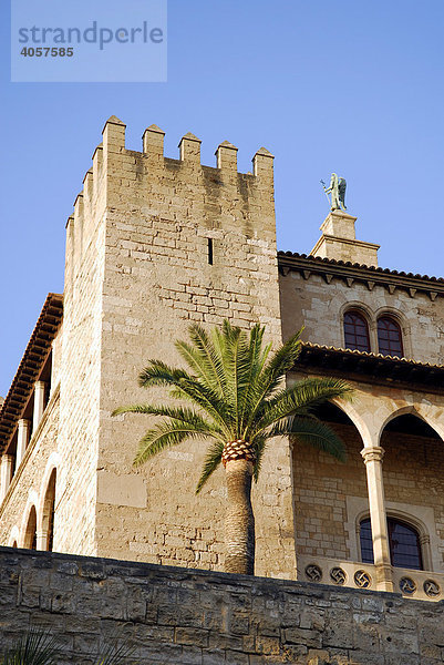 Almudaina Palast  Palau de Almudaina  ein historisches Schloss in der Altstadt  Ciutat Antiga  Palma de Mallorca  Mallorca  Balearen  Spanien  Europa