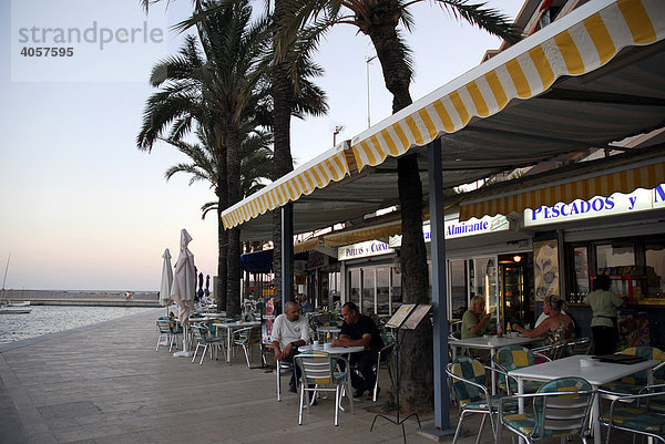 Bar Cafe Restaurant an der Promenade im Abendlicht  eine Terrasse mit Palmen und Meeresblick in Can Pastilla  Mallorca  Balearen  Mittelmeer  Spanien  Europa