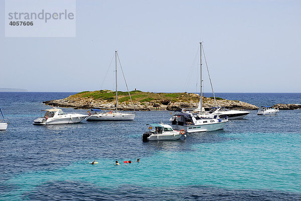 Boote an der Mittelmeerküste  Playa  Platja de Ses Illetes  Tourismus in einer Bucht westlich von Palma de Mallorca  Mallorca  Balearen  Spanien  Europa