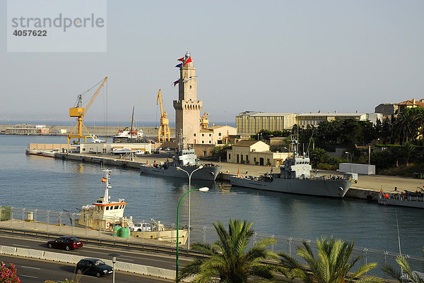 Schiffe und alter Leuchtturm im Hafen Porto Pi  Schnellstraße Gabriel Roca  Palma de Mallorca  Mallorca  Balearen  Mittelmeer  Spanien  Europa
