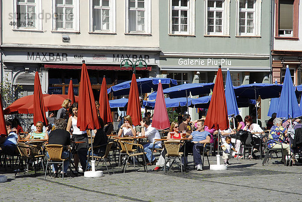 Bar Cafe Restaurant Terrassen  Gäste  bunte Sonnenschirme auf dem Marktplatz im Sommer  Altstadt  Heidelberg  Neckartal  Baden-Württemberg  Deutschland  Europa