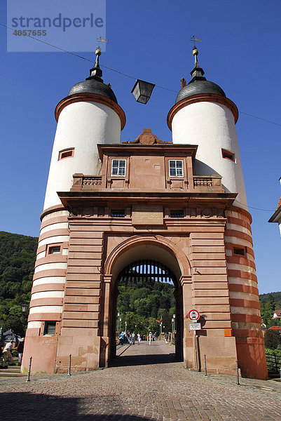 Alte Brücke  Karl-Theodor-Brücke  über den Neckar  Brückentor mit zwei barocken Türmen am Rande der Altstadt  Heidelberg  Neckartal  Baden-Württemberg  Deutschland  Europa