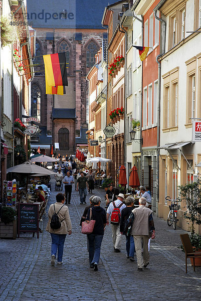 Touristen in der Steingasse laufen auf die Heiliggeistkirche zu  Altstadt  Heidelberg  Neckartal  Baden-Württemberg  Deutschland  Europa