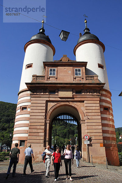 Alte Brücke  Karl-Theodor-Brücke  über den Neckar  Brückentor mit zwei barocken Türmen am Rande der Altstadt  Heidelberg  Neckartal  Baden-Württemberg  Deutschland  Europa