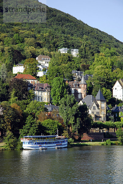 Boot mit Cafe und Restaurant auf dem Neckar  dahinter das Villenviertel am hügeligen Flussufer  Heidelberg  Neckartal  Baden-Württemberg  Deutschland  Europa