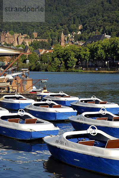 Bootsverleih am Leinpfad mit Blick auf Schloss und Altstadt  Neckar  Heidelberg  Neckartal  Baden-Württemberg  Deutschland  Europa