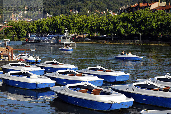 Bootsverleih am Leinpfad mit Blick auf die Altstadt  Neckar  Heidelberg  Neckartal  Baden-Württemberg  Deutschland  Europa