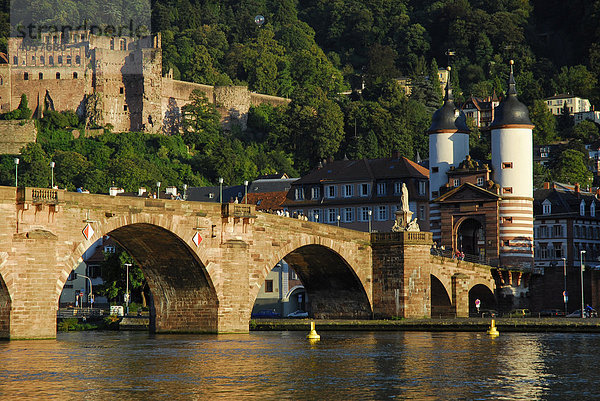 Alte Brücke über den Neckar  Altstadt und Schloss  Heidelberg  Neckartal  Baden-Württemberg  Deutschland  Europa