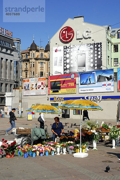 Werbung und Blumenverkauf in der Satekles iela Straße  direkt gegenüber den Hauptbahnhof  Rigas Centrala Stacija  Riga  Lettland  Latvija  Baltikum  Nordosteuropa