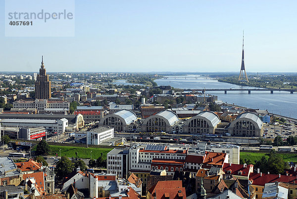 Blick von der St. Petrikirche auf den Zentralmarkt  Central Market  Centraltirgus  den Daugava  Duena Fluss und den Fernsehturm  Riga  Lettland  Latvija  Baltikum  Nordosteuropa